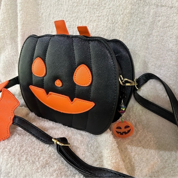 BLACK HALLOWEEN PUMPKIN JACKO LANTERN CROSSBODY WITH PUMPKIN BAG CHARM GOTH NWOT - Picture 2 of 6